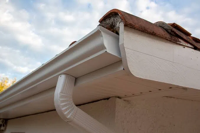 Custom seamless gutter system